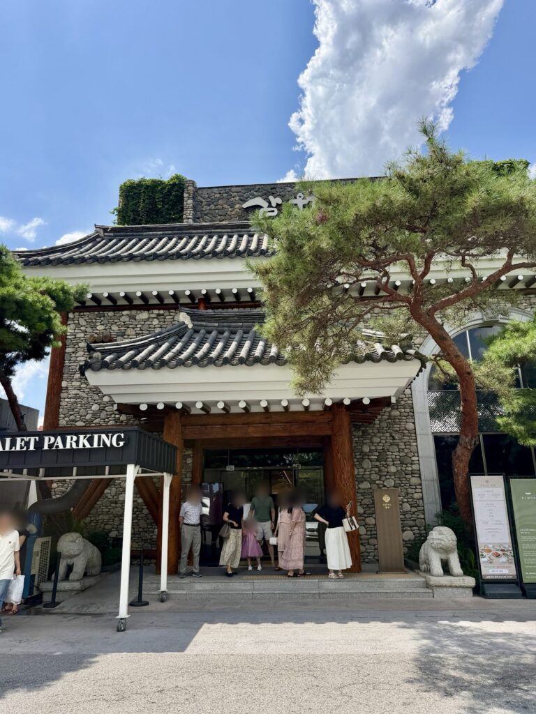 압구정 삼원가든 한옥 기와지붕 외관과 소나무 / Exterior of Samwon Garden in Apgujeong with a tiled hanok roof and pine tree