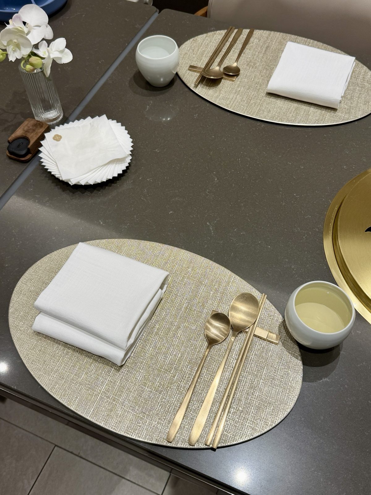 삼원가든 테이블 세팅 놋수저 / Table setting with brass cutlery