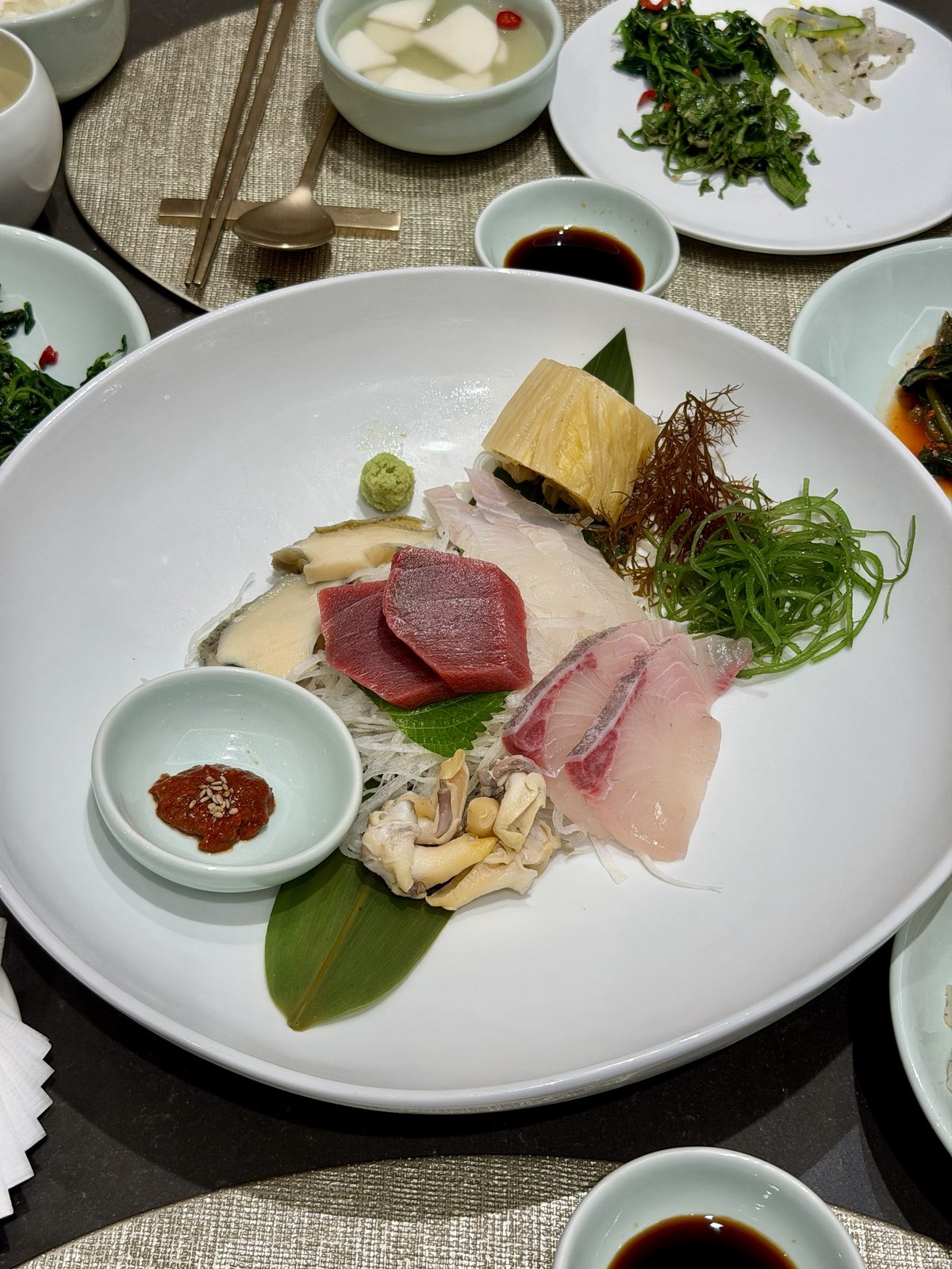 삼원가든 해산물 모둠 회 / Assorted seafood and sashimi platter