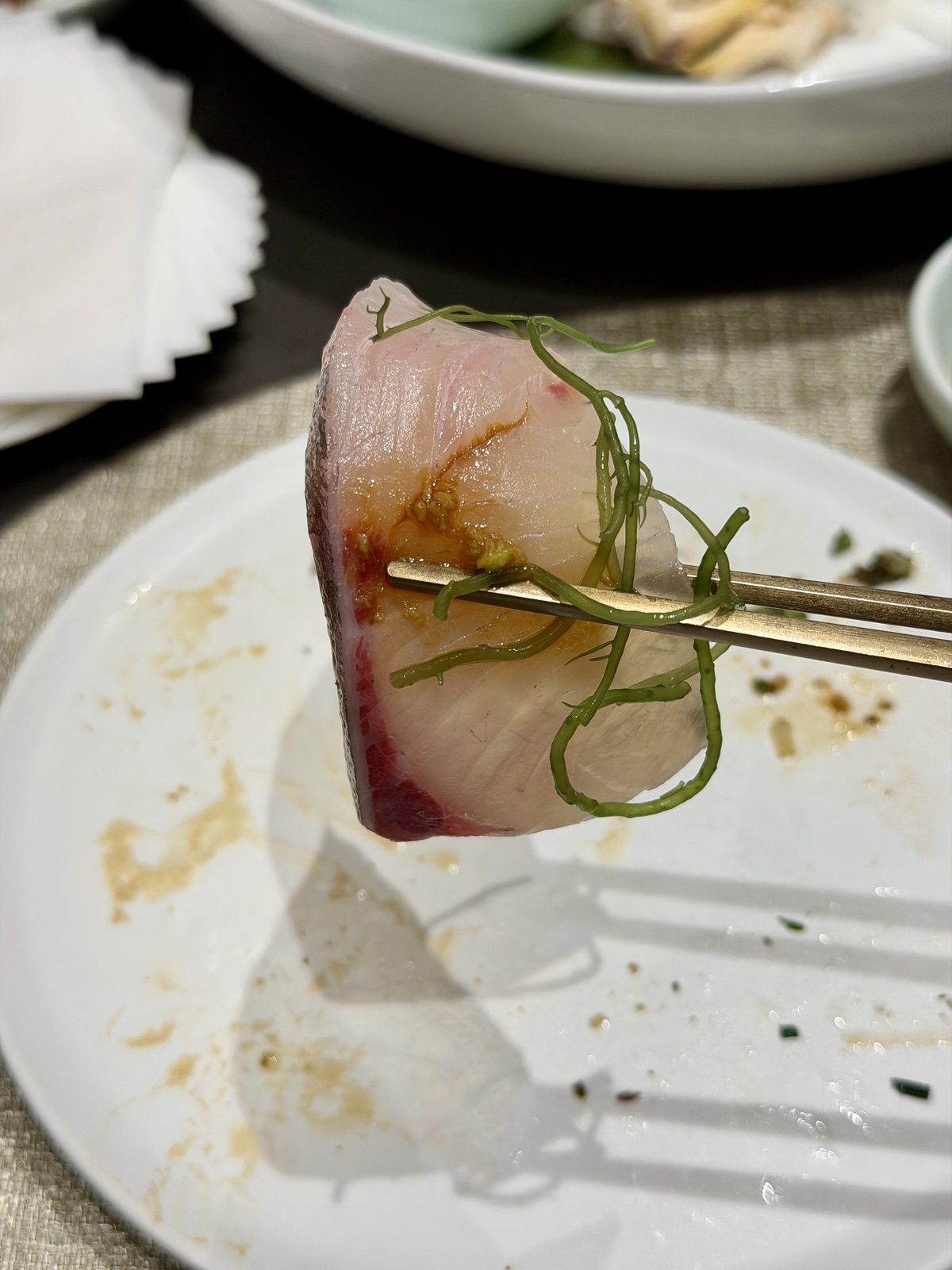 해초를 올린 흰살 생선회 / White fish sashimi with seaweed