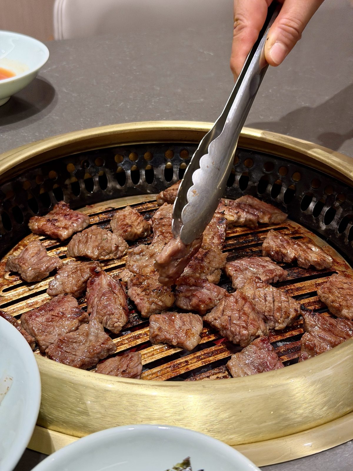 직원이 구워주는 양념갈비 / Staff grilling galbi at the table