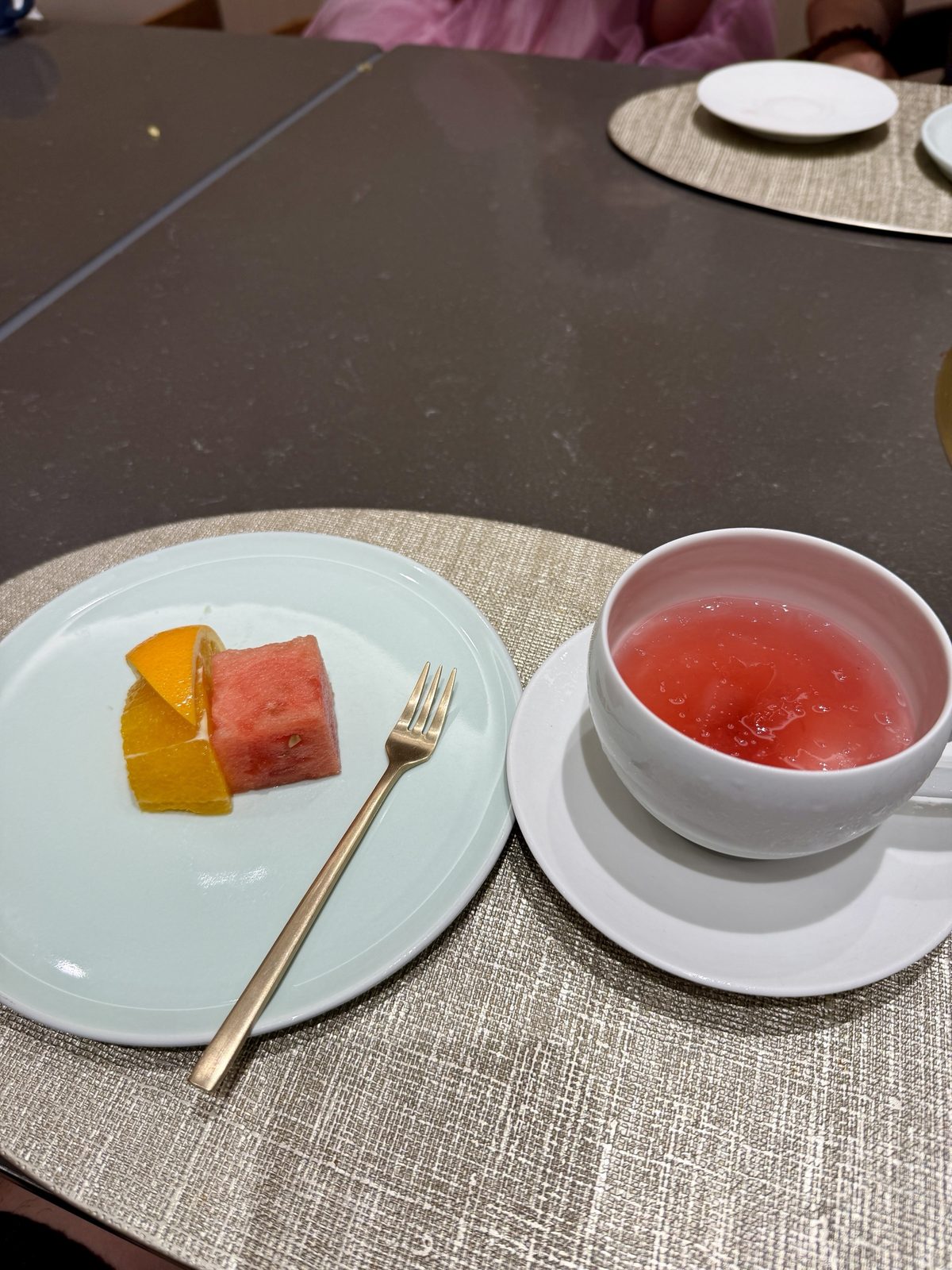 삼원가든 후식 과일과 오미자차 / Dessert of fruit and omija tea