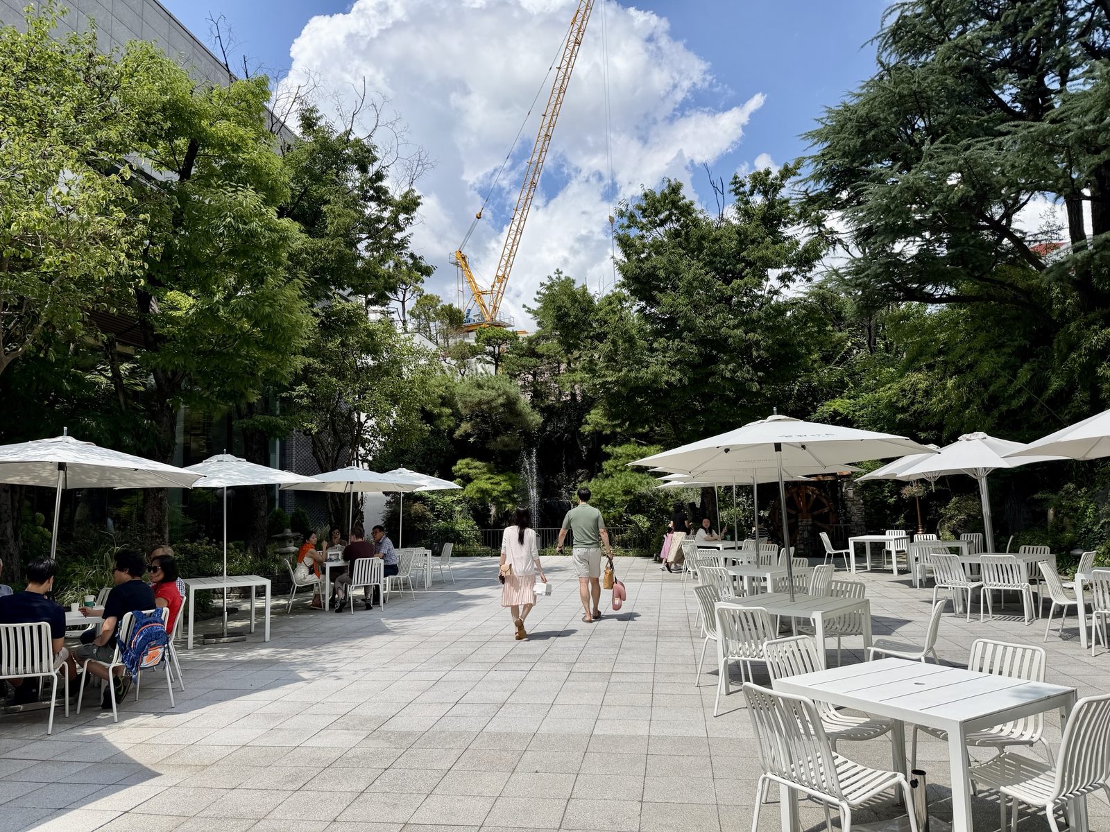 삼원가든 야외 테라스 파라솔 / Outdoor terrace with parasols at Samwon Garden